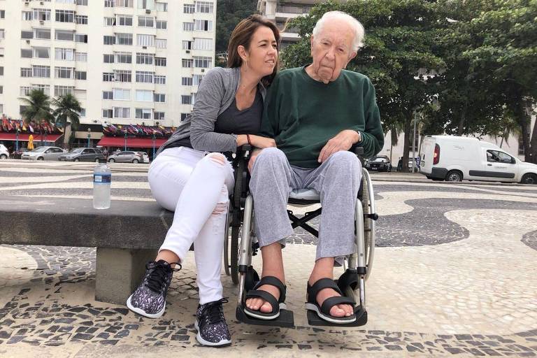 A jornalista Janaína Figueiredo com o pai, Newton Carlos; ele passou por três internações neste ano