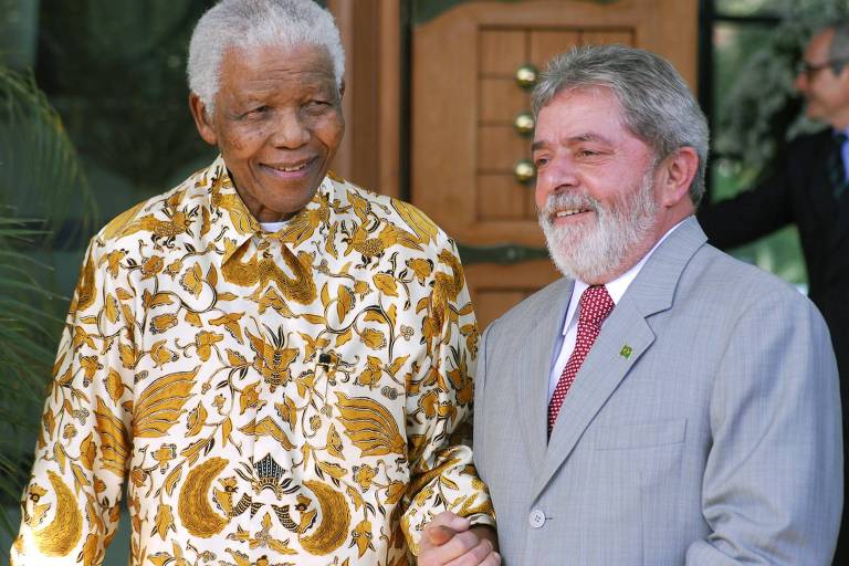 O ex-presidente da África do Sul Nelson Mandela durante encontro com Lula, em Moçambique