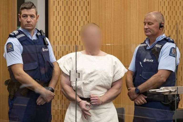 Suspeito de atentado na Nova Zelândia fez sinal com a mão no tribunal
