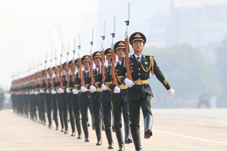 Militares marcham em Pequim durante a cerimônia de comemoração dos 70 anos da revolução que deu origem ao regime comunista chinês
