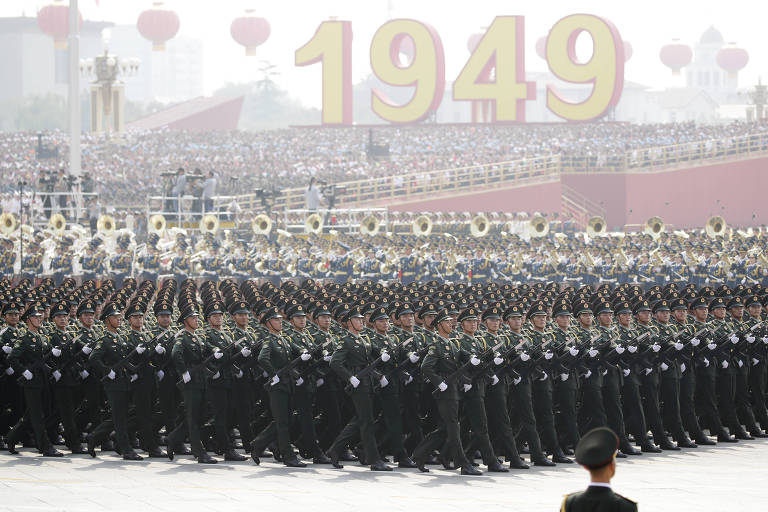 Militares marcham em formação durante comemoração dos 70 anos do regime comunista na China
