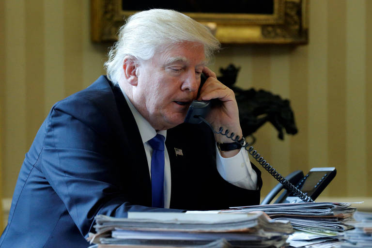 O presidente Donald Trump, durante ligação com o líder russo Vladimir Putin, na Casa Branca
