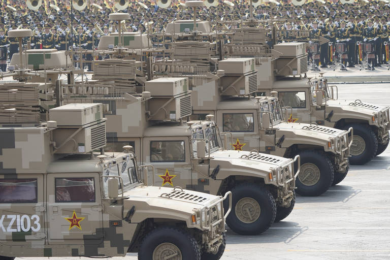 Veículos militares durante desfile realizado em Pequim