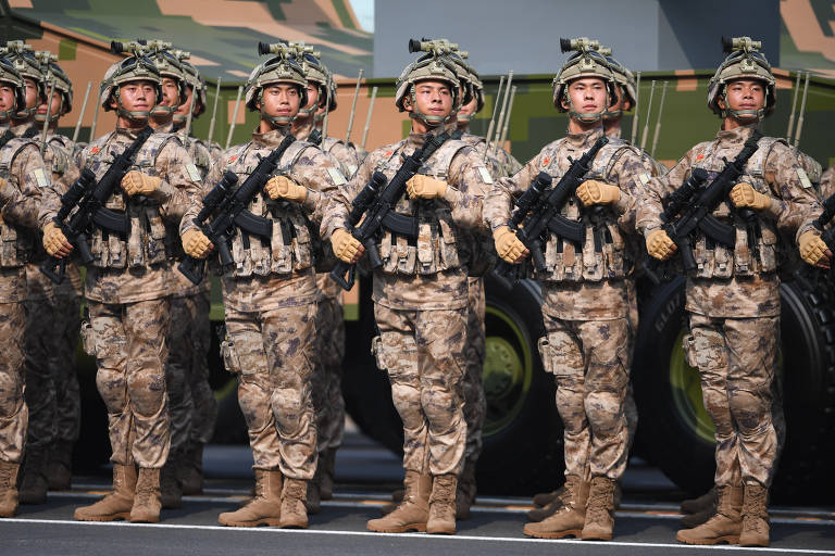 Militares durante desfile realizado em Pequim
