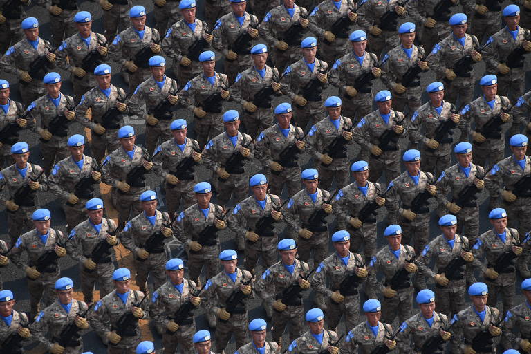 Militares de forças de paz durante desfile realizado em Pequim