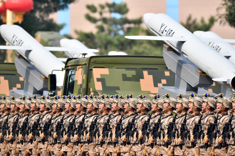 Militares durante desfile realizado em Pequim
