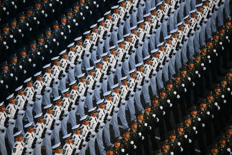 Militares durante desfile realizado em Pequim