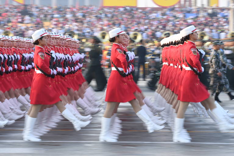 Militares durante desfile realizado em Pequim
