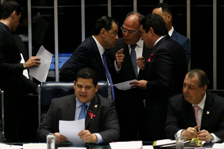 O líder do governo no Senado, Fernando Bezerra (MDB-PE), e o senador Eduardo Braga (MDB-AM), durante discussão e votação da PEC da Reforma da Previdência, sob a presidência do senador Davi Alcolumbre (DEM-AP) 