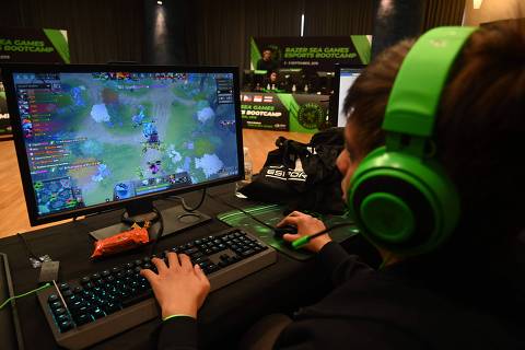 This photograph taken on September 2, 2019 shows a participant attending an Esports bootcamp training session in Singapore. - Teenage gamers worldwide are shunning mainstream education in favour of spending hours tapping away on computers and phones, attracted by a booming eSports scene where prizes at major tournaments reach millions of dollars. (Photo by ROSLAN RAHMAN / AFP) / TO GO WITH Singapore-eSports-SEAGames,FEATURE by Martin Abbugao and Sam Reeves