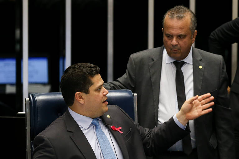 Pedágio de 50% para homens a partir de 33 anos de contribuição e menos de 35 anos quando a reforma começar a valer; para mulheres com 28 anos até menos de 30 anos de contribuição no início da reforma; será preciso contribuir por mais metade do tempo que falta para se aposentar