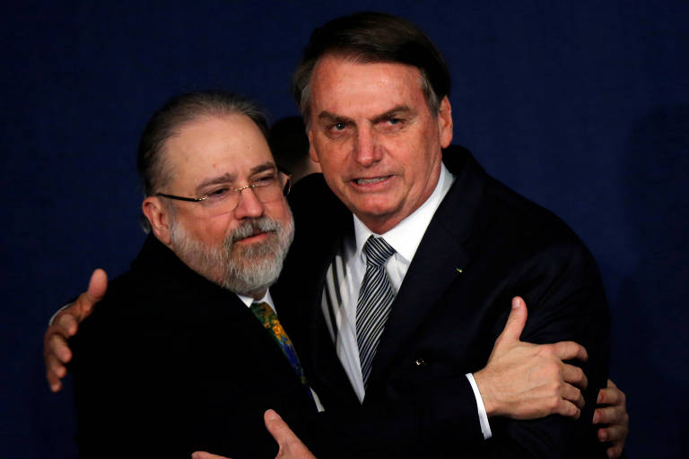 Em mais uma vez uma de suas metáforas sobre namoro, Bolsonaro disse que teve “um amor à primeira vista” por Aras, indicado por ele para ser o novo PGR