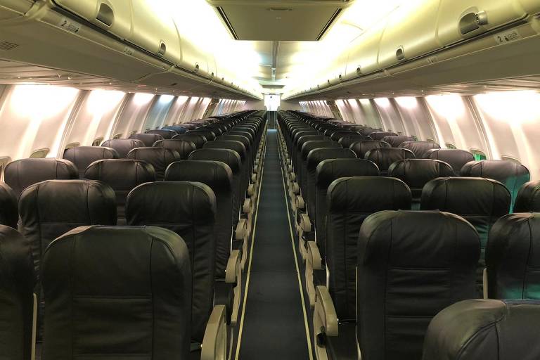 Interior de avião da Flybondi, que tem apenas uma classe de poltronas