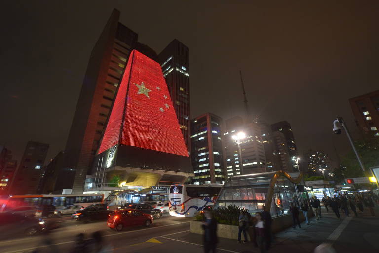 Sede da Fiesp na Avenida Paulista com a projeção da bandeira da China em comemoração dos 70 anos da revolução comunista