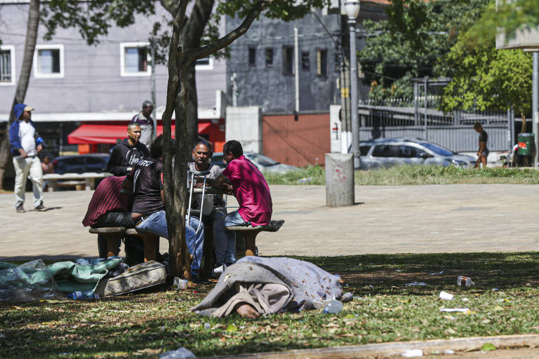 Moradores de rua dormem no gramado; em setembro, a reportagem presenciou o corpo de um homem sendo retirado do gramado