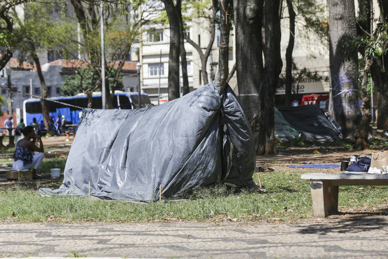 Com a crescente tensão na vizinha cracolândia, cresceu também o número de barracas na praça