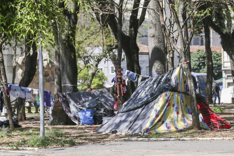 Número de barracas aumentou na praça; parte dos moradores frequenta a cracolândia, a 400 metros, e se refugia na Princesa Isabel