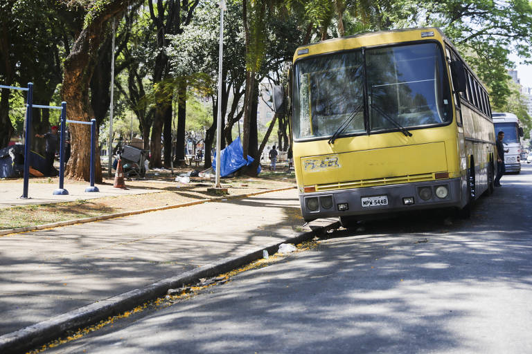 Lateral da praça é utilizada como garagem de ônibus fretados. Alguns são abandonados no local, como é o caso deste amarelo