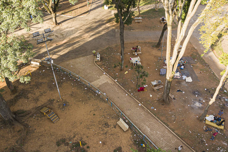 Com a crescente tensão na vizinha cracolândia, moradores de rua e dependentes químicos passaram a usar a praça