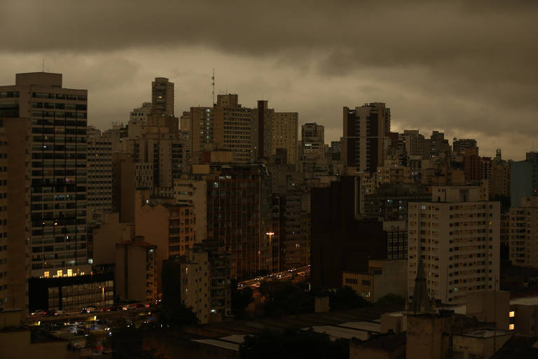 Foto mostra a vista do bairro Santa Cecília da cidade de São Paulo. O céu está nublado e escurecido.