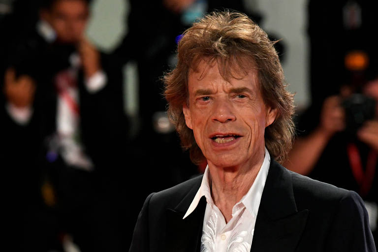 Mick Jagger posa para fotos no tapete vermelho do filme "The Burnt Orange Heresy"