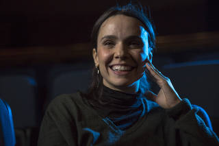 A atriz Débora Falabella na plateia do Teatro Anchieta, no Sesc Consolação, em SP
