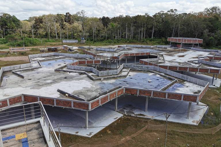 Estrutura do edifício que vai abrigar salas de professores e a administração, no campus da UFSB em Ilhéus (BA)