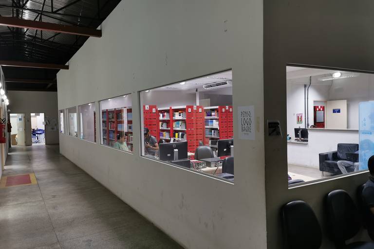 Na UFSB (Universidade Federal do Sul da Bahia), a situação é grave. Mais da metade da verba (54%) que seria usada para custeio (contas gerais e materiais) e investimentos (obras e equipamentos) ficou retido, segundo dados da instituição. São R$ 17 milhões, ao todo. Na foto, biblioteca do campus temporário da UFSB em Itabuna (BA)