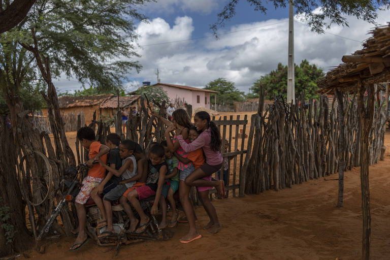 Moradores em povoado de Inajá (PE), beneficiários da Associação Amigos do Bem