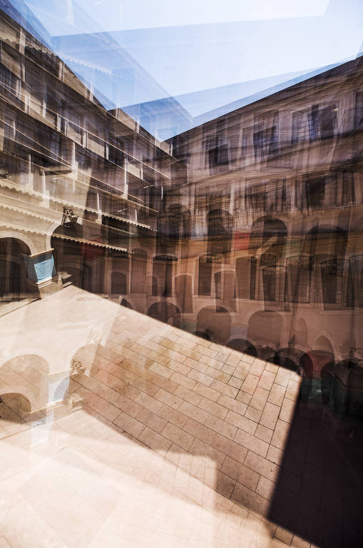 A campanha abolicionista teve um de seus pilares no Largo São Francisco, mas a partir do começo do século 20 a instituição tornou-se um bastião do conservadorismo. Era o começo do declínio da elite cafeicultora paulista. Aqui, foto em múltiplas exposições do pátio interno