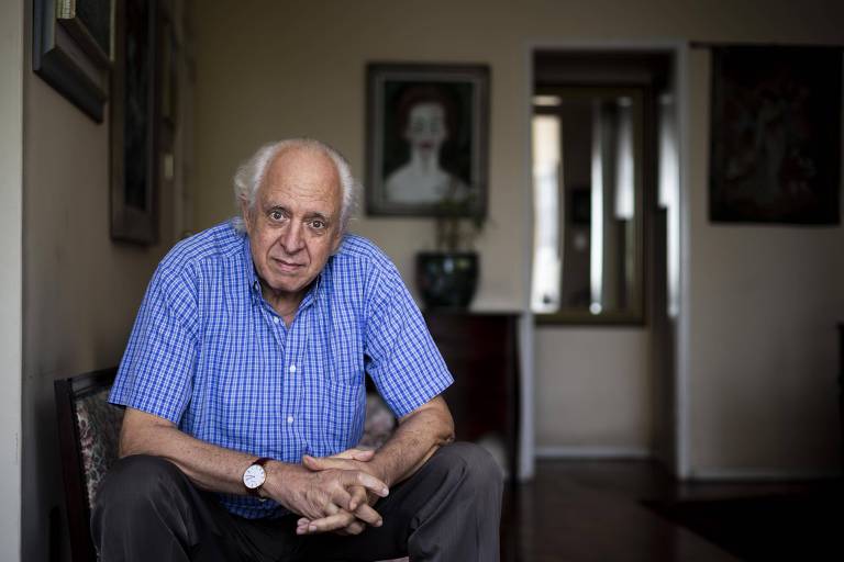 Cesar Parga, que prescreve o canabidiol para idosos doentes e mesmo para os que estão só tristes ou com tédio, sentado