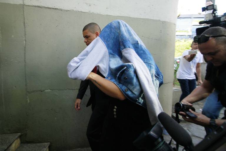 Suspeita de obstruir a investigação: Elaine Lessa.
Mulher de Ronnie Lessa, foi denunciada e presa pelo Ministério Público por obstruir a Justiça ao comandar uma ação para sumir com as armas do marido
