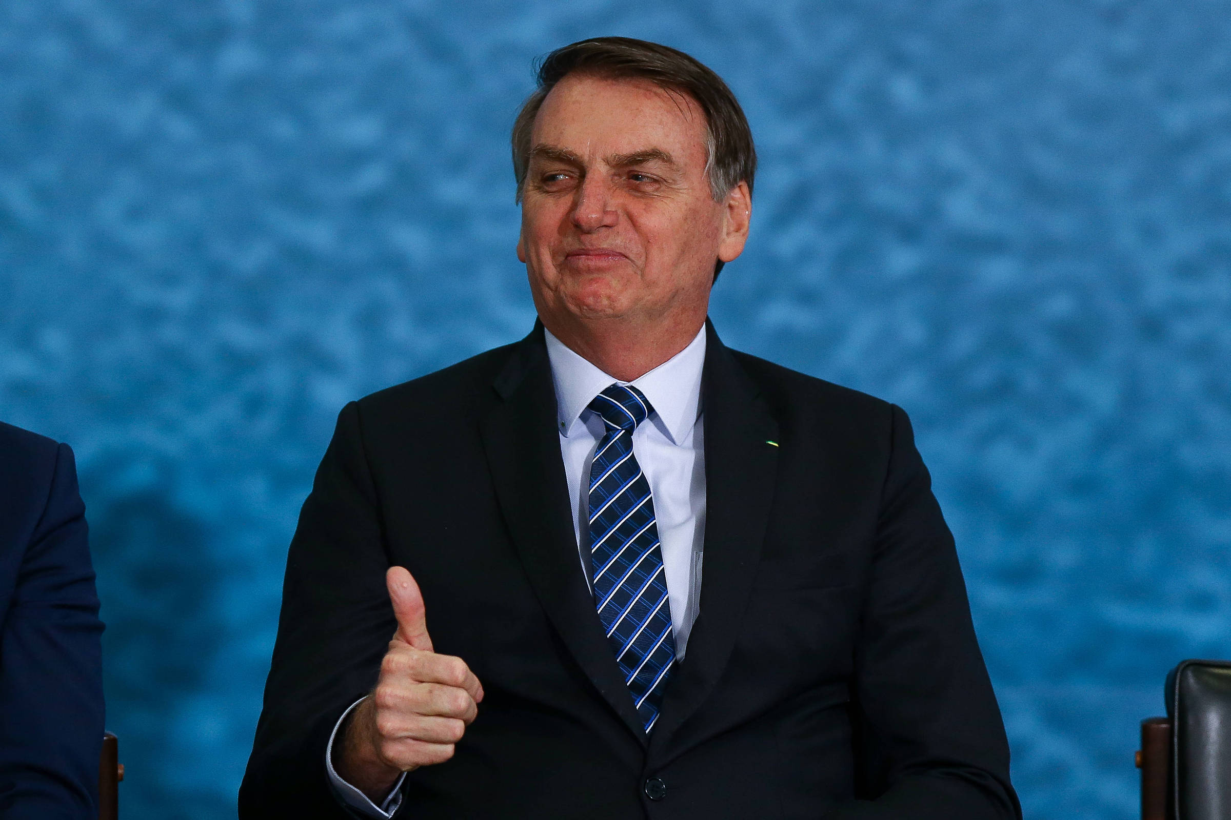 Bolsonaro nega praticar censura, mas defende valores cristãos na cultura