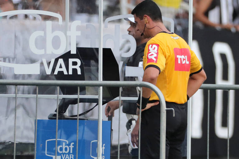 O árbitro Bráulio da Silva Machado consulta o vídeo durante partida entre Botafogo e Atlético-MG pelo Campeonato Brasileiro