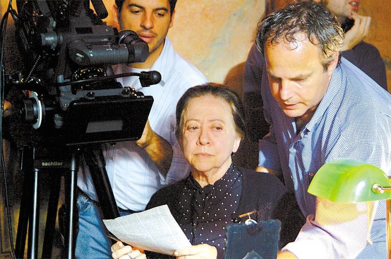Fernanda Montenegro com o diretor Jayme Monjardim durante filmagem do longa "Olga", em que a atriz interpreta Leocádia Prestes, mãe de Luiz Carlos Prestes