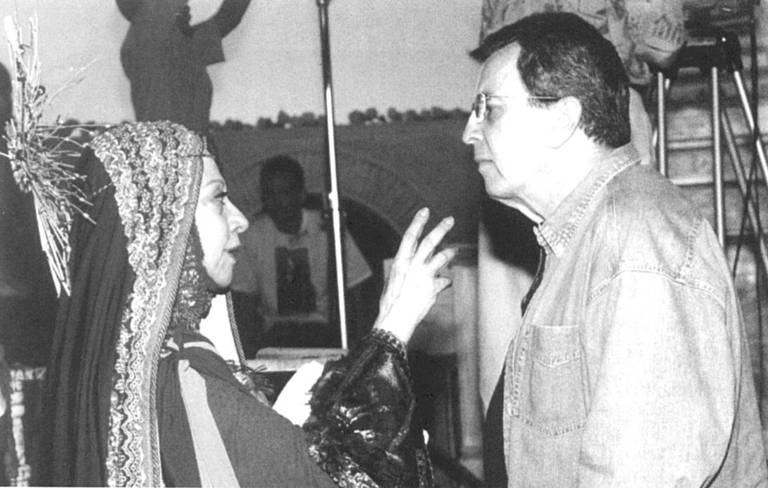 O diretor Daniel Filho com a atriz Fernanda Montenegro durante gravação de "O Auto da Compadecida" (1999)