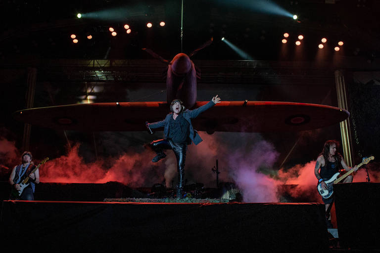 Iron Maiden leva ao palco enorme réplica de um monomotor da 2ª Guerra