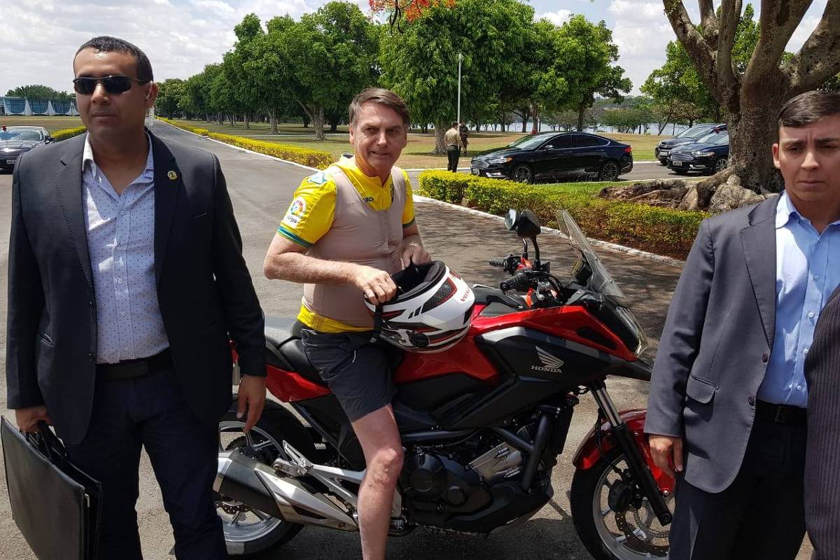 Bolsonaro compra motocicleta e preocupa segurança ...