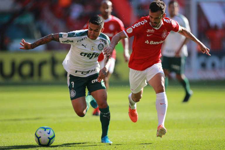 Dudu disputa a bola com Uendel durante partida entre Palmeiras e Inter