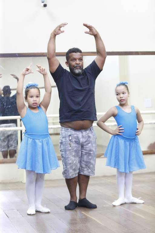 Para acompanhar filhas autistas, pedreiro faz aulas de balé