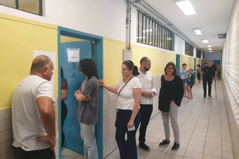 O prefeito de São Paulo, Bruno Covas, e secretária de Direitos Humanos, Berenice Giannella, em fila de voto na eleição de conselheiro tutelar em escola na zona oeste de São Paulo