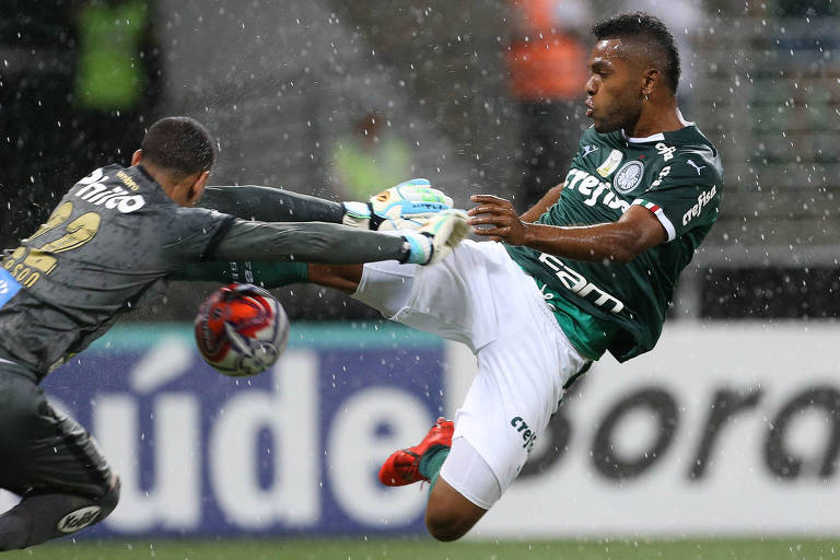 Goleiro do Santos, Everson disputa a bola com o atacante Miguel Borja, do Palmeiras, em partida do Paulista deste ano