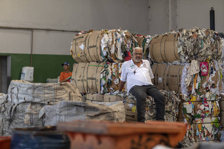 Agentes Ambientais e recicladores trabalham na sede da Coopercaps, cooperativa que atua em parceria com a Boomera no desenvolvimento de negócios e melhorias na rede de reciclagem do plástico em São Paulo