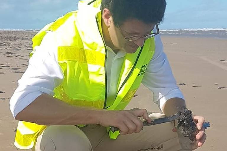 O ministro do Meio Ambiente Ricardo Salles participa de vistoria em praia do Sergipe onde foram encontradas manchas de óleo