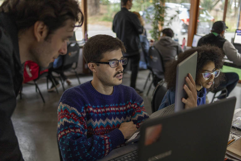 Jovens em capacitação e formação em Tecnologia da Informação participam de projeto de aprendizagem em TI com a Carambola, negócio social que forma e inclui jovens LGBT, negros, moradores de periferia e mulheres no mercado de trabalho