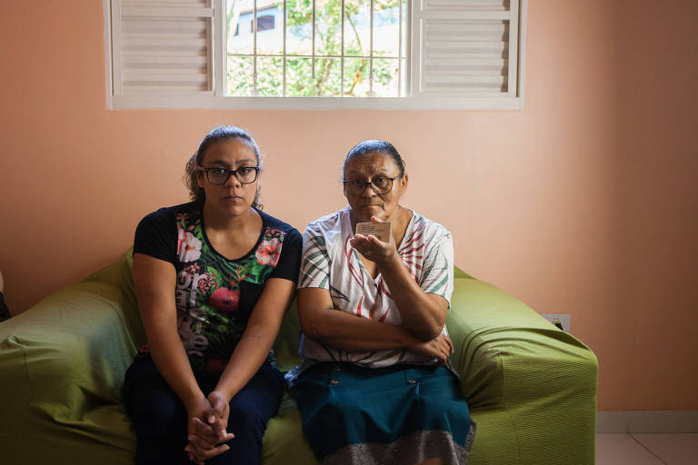 A estudante Kezia Rayane Soares da Silva, 27 anos, com a mãe, Carmen Leda Soares, 57, que aguarda para ser atendida no ambulatório de hematologia do AME Itaquera e receber um diagnóstico
