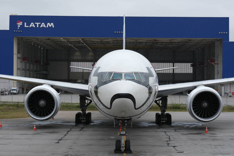 Boeing 777 da Latam com pintura baseada em Star Wars chega ao aeroporto de Guarulhos, em São Paulo
