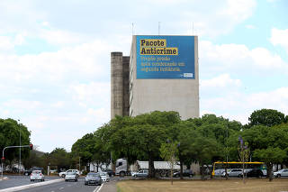 Na Esplanada dos Ministérios, em Brasília, outdoors defendem pontos do pacote anticrime