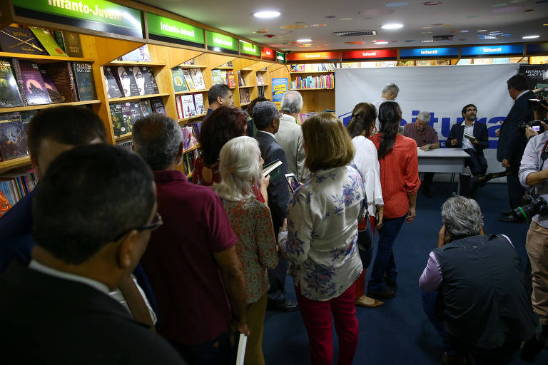 Noite de autógrafos na capital federal foi mais concorrida, mas também marcada pela baixa presença de autoridades e pela ausência de colegas do primeiro escalão de Janot na sua gestão na PGR