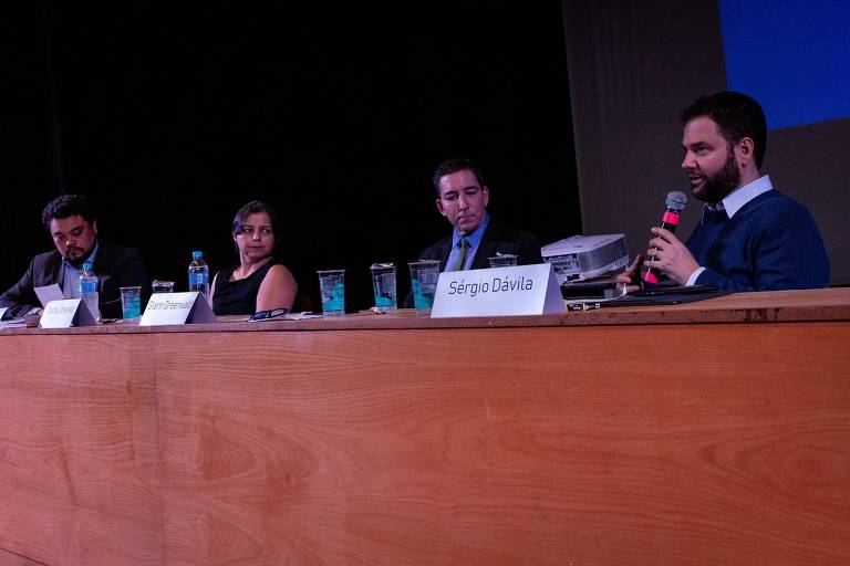 Da esq. para a dir. os jornalistas Leonardo Sakamoto, Carla Jimenez, Glenn Greenwald e Sérgio Dávila, durante debate na PUC-SP